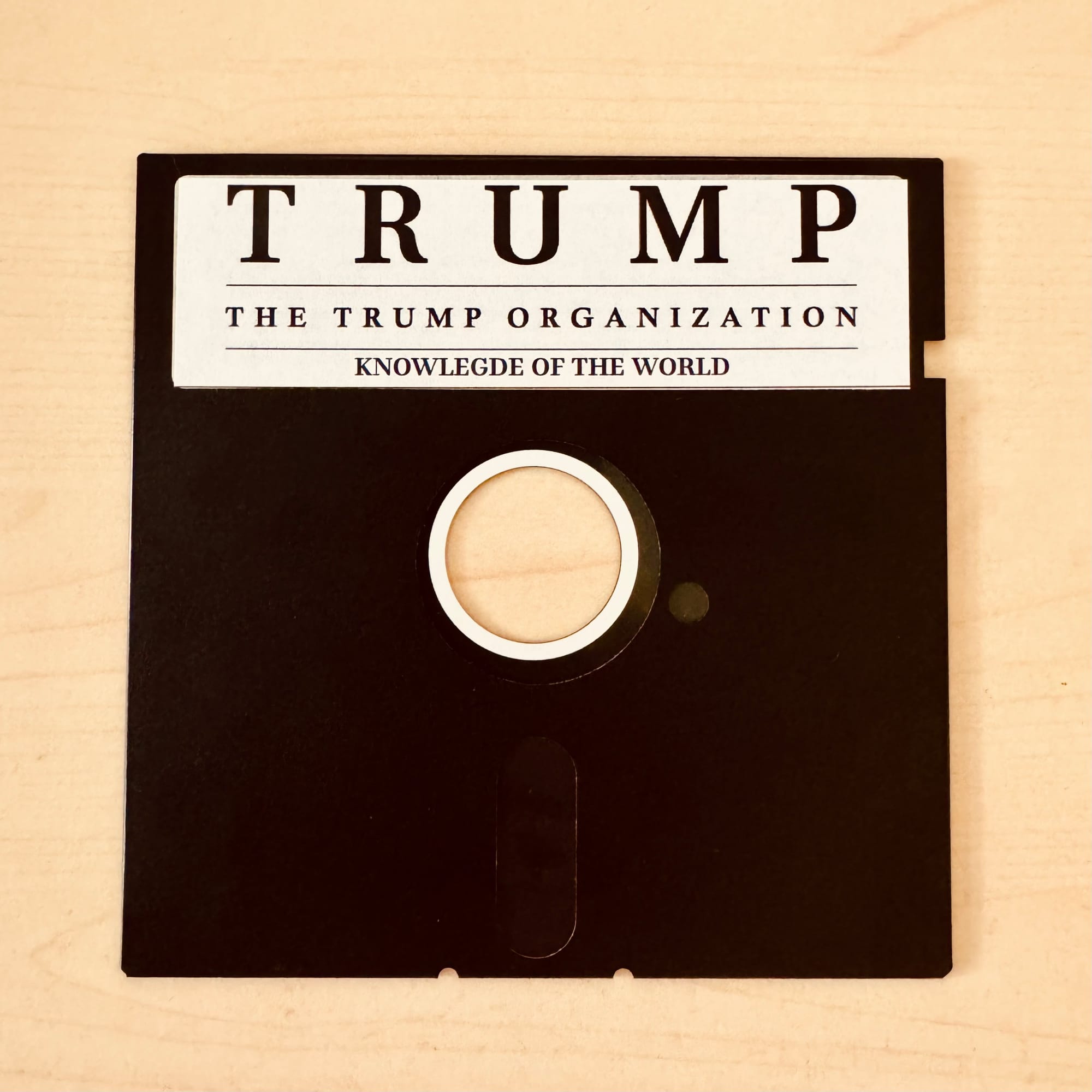 Eine 5,25" Diskette mit einem Ettikett: The Trump Organization KNOWLEDGE OF THE WORLD