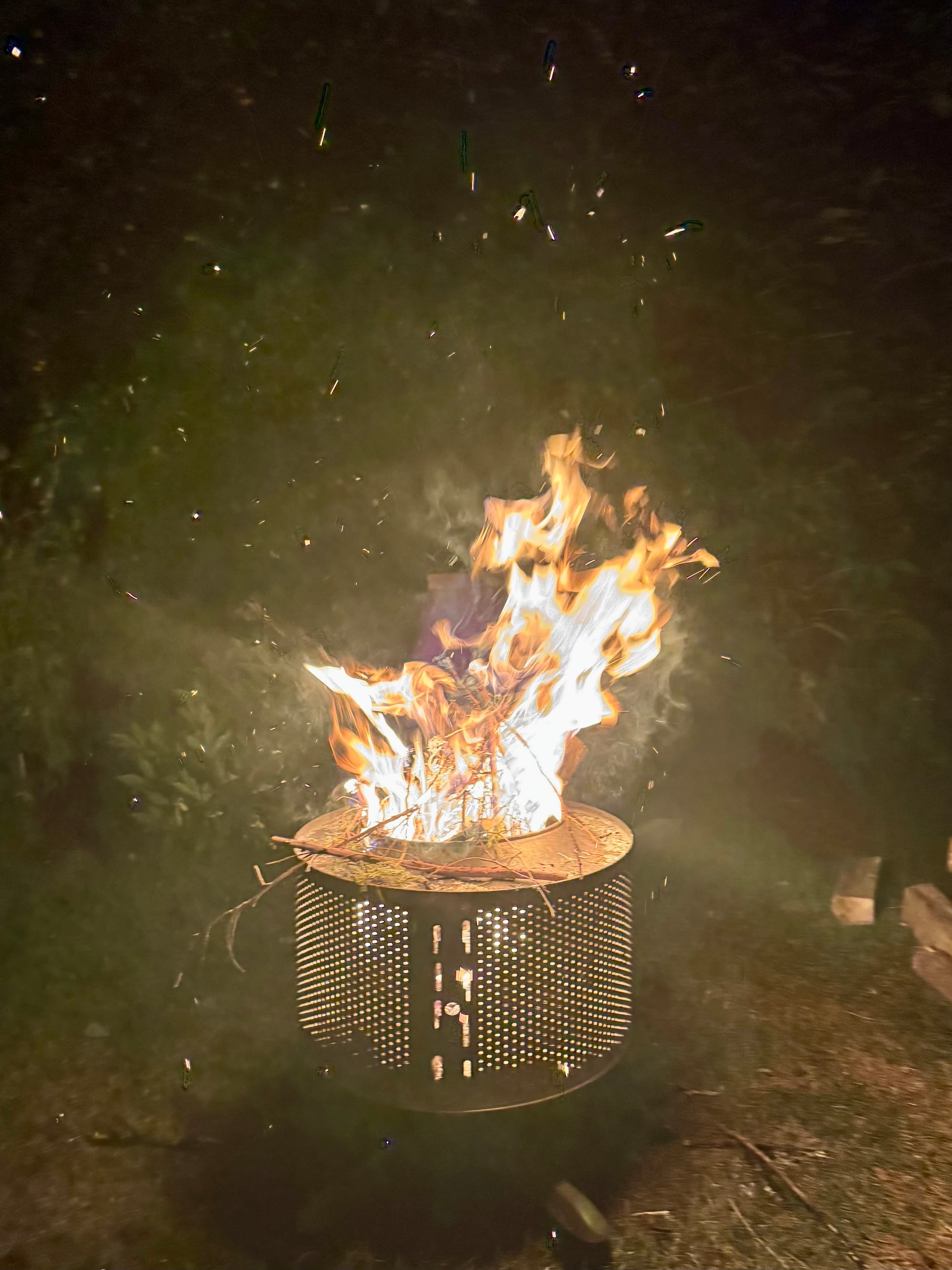Eine Feuertrommel mit lodernden Flammen