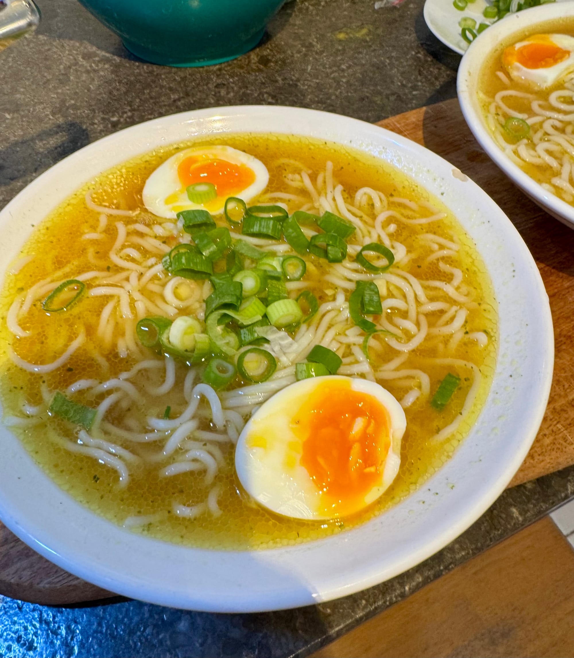 Eine Suppenteller mit einer Ramen Nudelsuppe, Frühlingszwiebeln und Ei