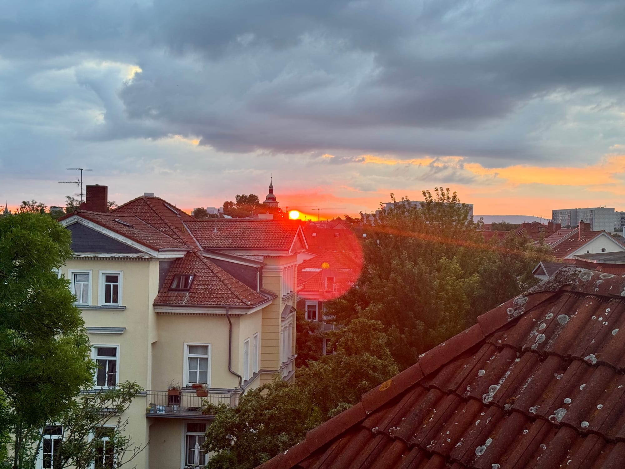 Sonnenaufgang über der Stadt Ende Juli 2026