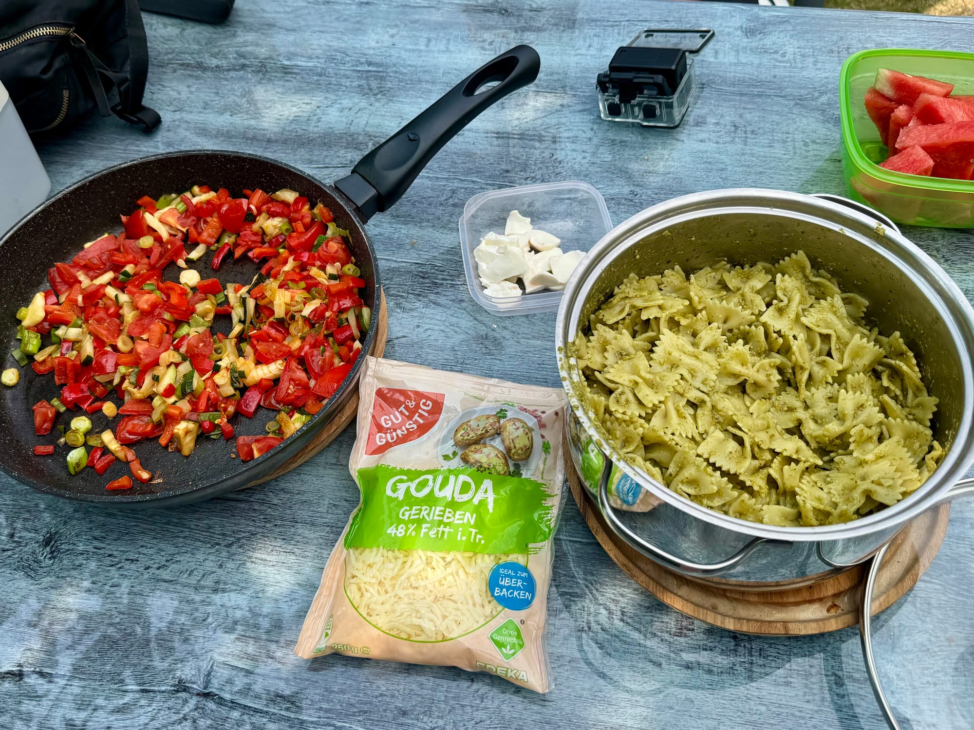 Farfalle mit Pesto und Gemüse