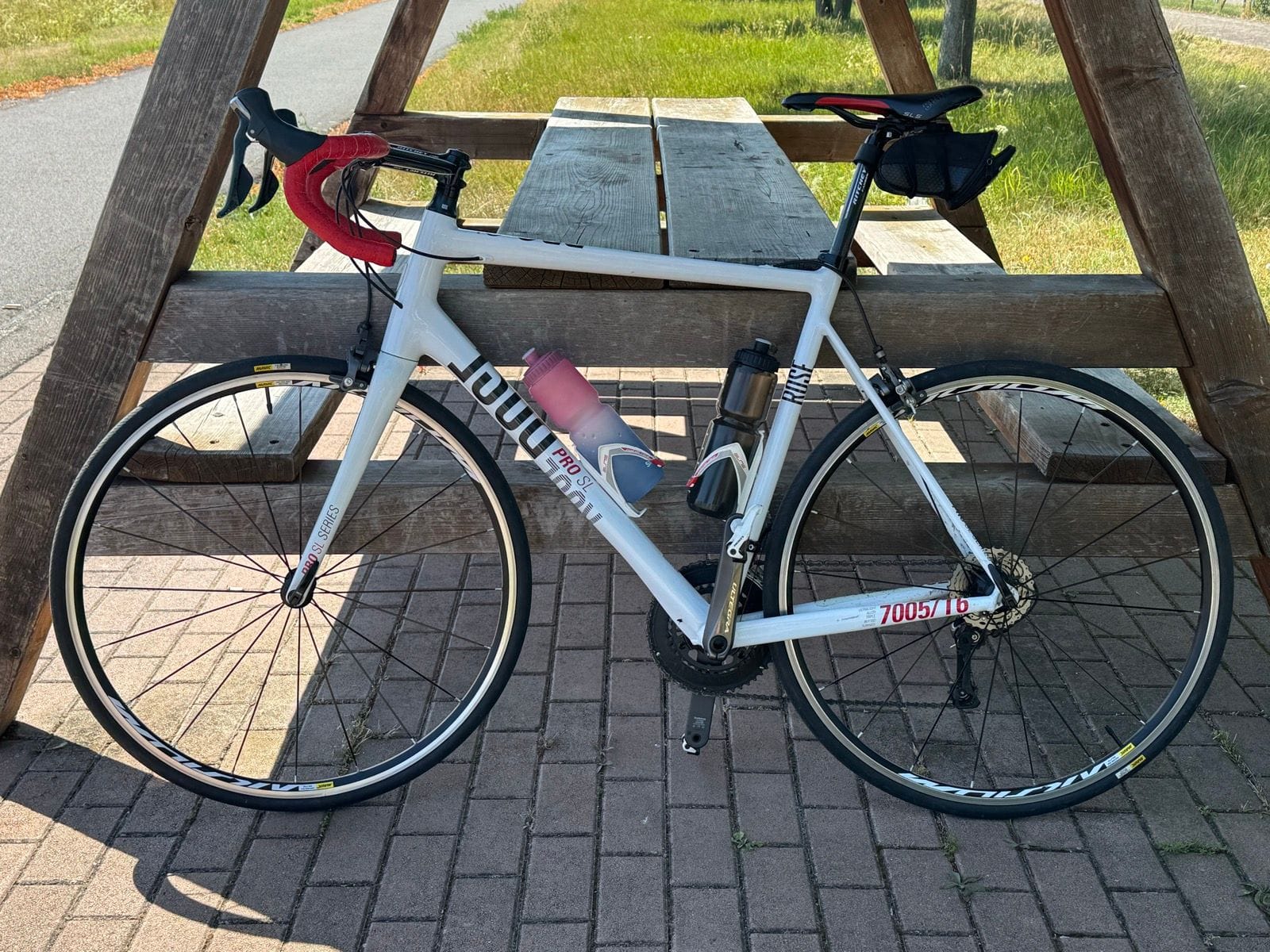 Rose Pro SL mit kompletter Ultegra Ausstattung und zwei neuen Trinkflaschen