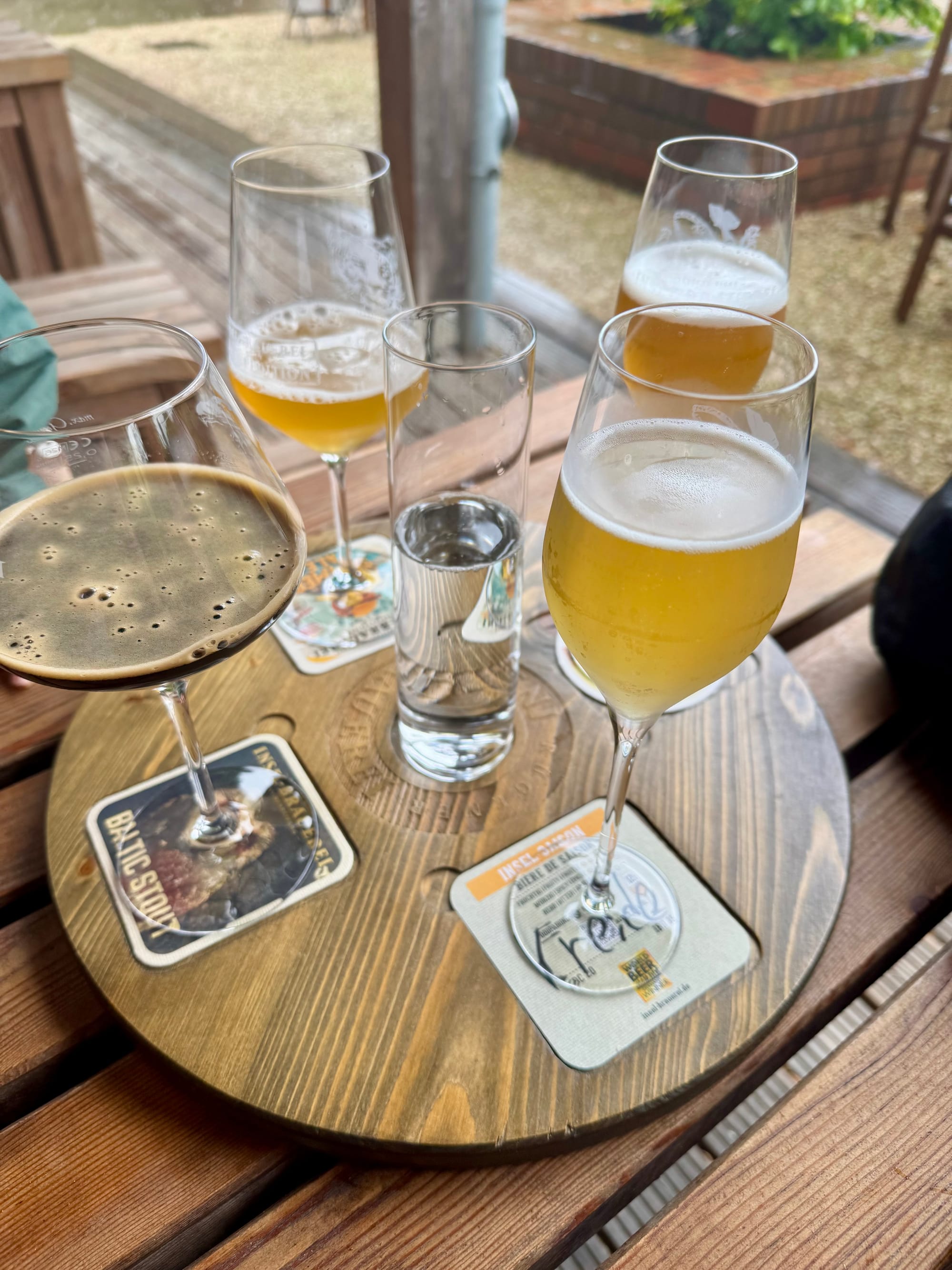 Ein Tablett mit verschiedenen Bier Sorten