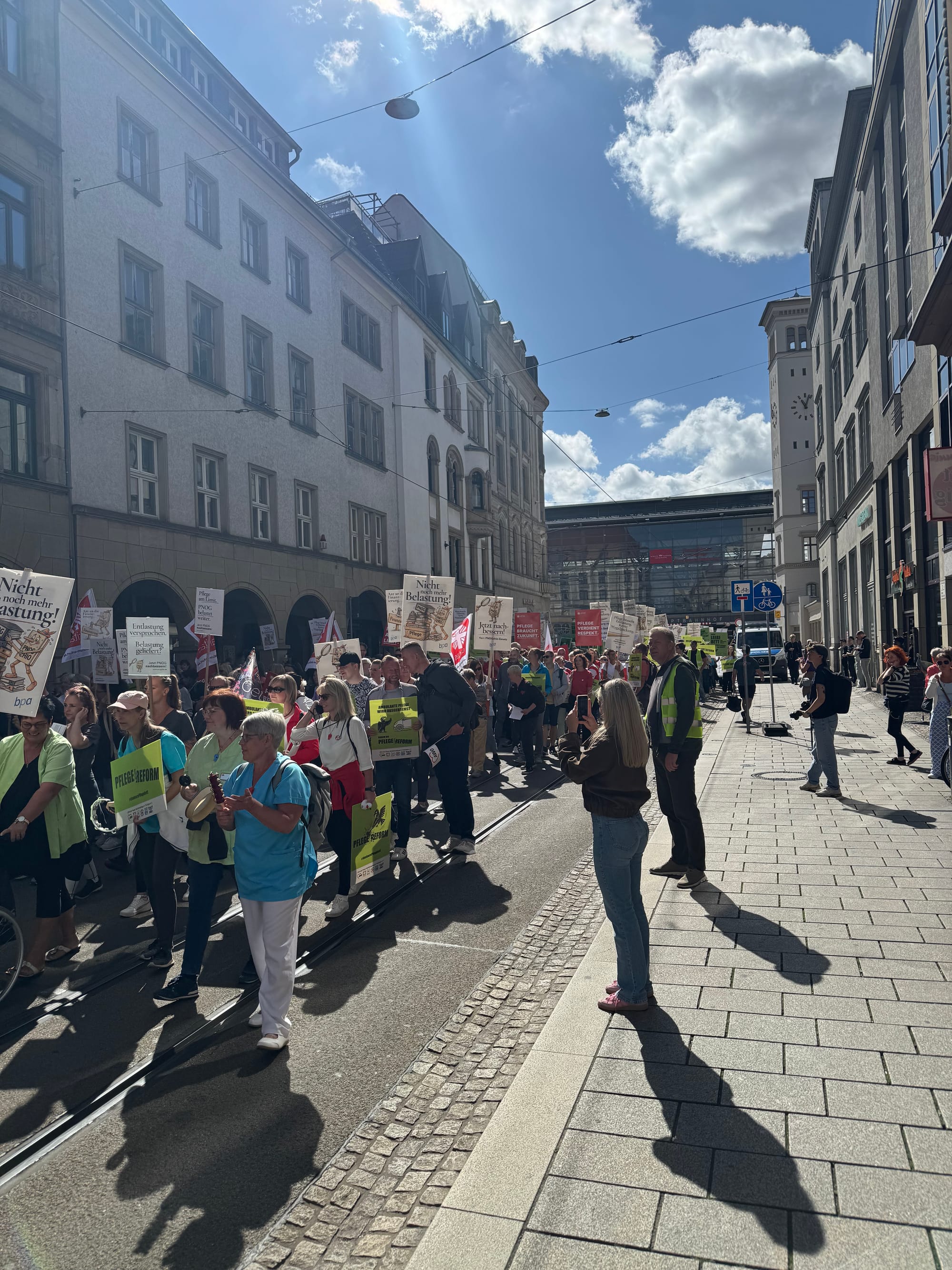Demonstrationszug durch Erfurt. Vom Bahnhof kommend Richtung Anger.