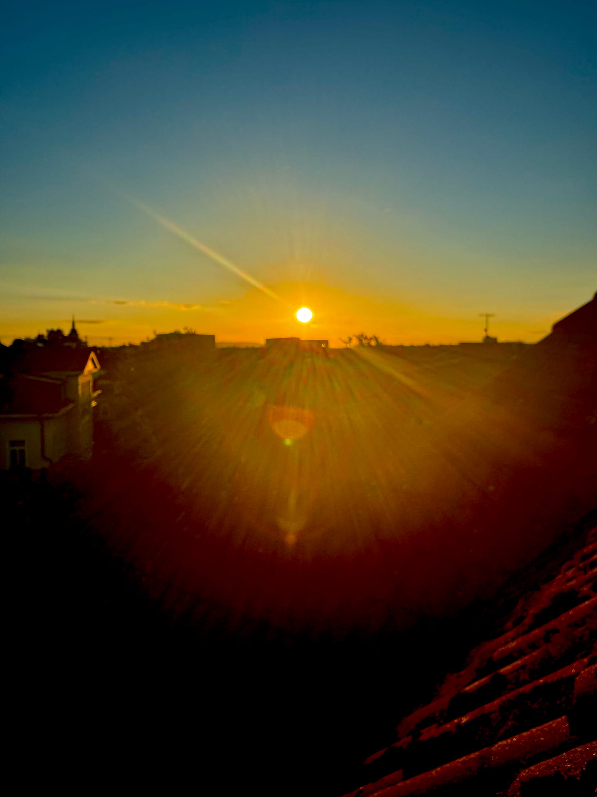Der Sonnenaufgang über der Stadt, über den Gründerzeithäuser Dächern