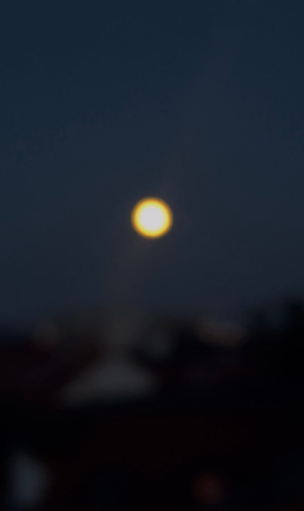 Der Mond über der Stadt, extra verschwommen, extra groß.