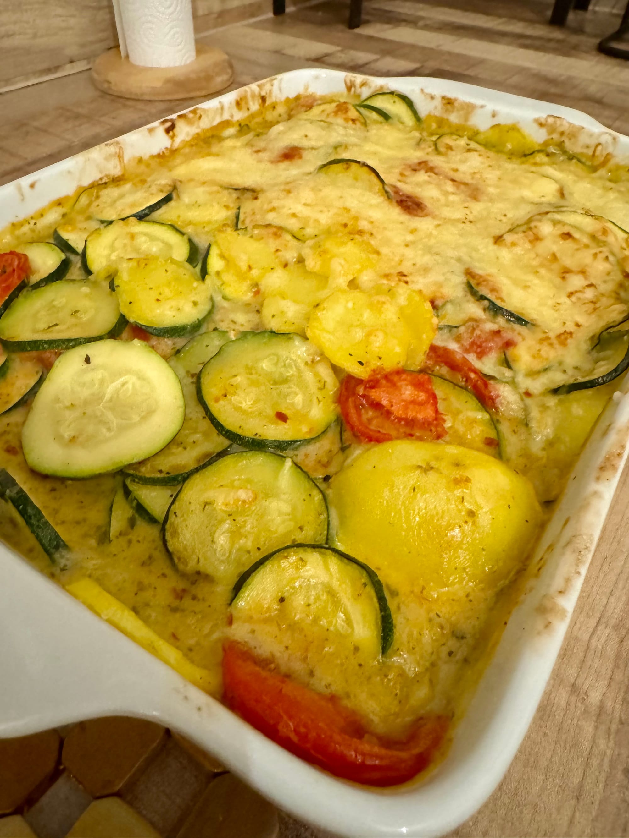 Eine Auflaufform mit Tomaten, Zucchini Kartoffeln