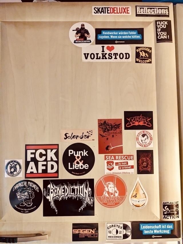 Eine Schranktür mit diversen Aufklebern aus dem Bereich, Musik und Politik. FCK AFD oder Punk & Liebe