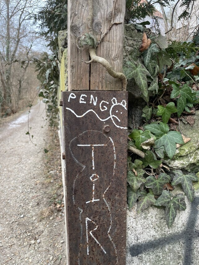 Des Künstlers (Peng) Tag auf einem Metallpfeiler