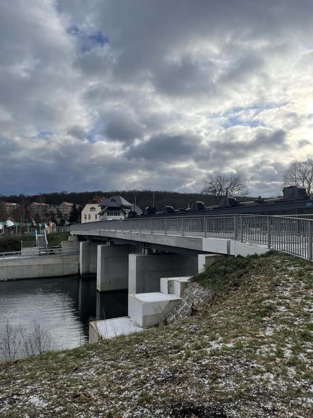 Das Papierwehr in Erfurt mit neuer Brücke.