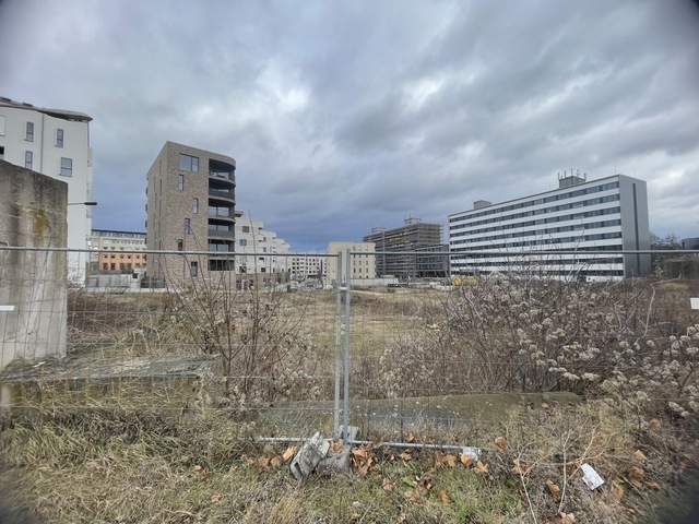 Blick auf das Hauptgebäude der GFAW, der Winter schmeichelt dem brachliegenden Gelände nicht.