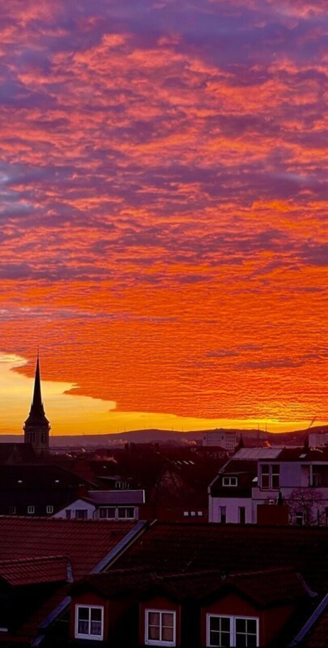 Sonnenaufgang über der Stadt, alles ist rot, wie Feuer
