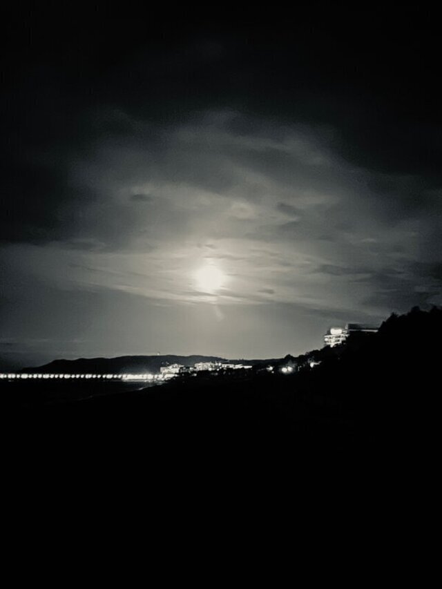Der Mond bei Nacht über der Ostsee