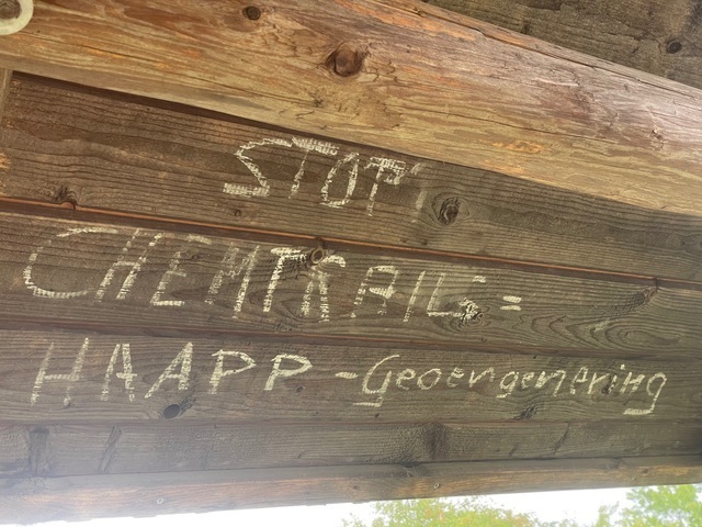 An die Innenseite einer Waldschenke (kleine Sitzgelegenheit mit Dach) hat jemand STOP CHEMTRAILS = HAARP - … geschrieben.