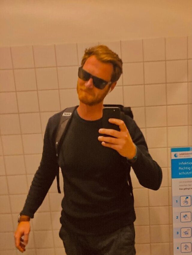 Herr Montag posing Selfie