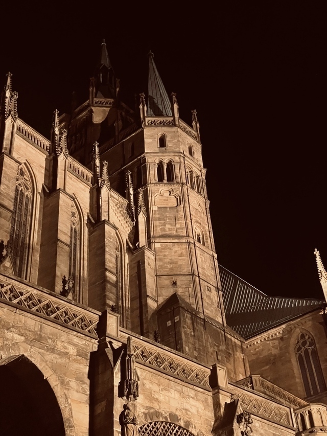 Ein altes Gebäude mit Türmen und Spitzen, eine Burg, ein Relikt aus dem Mittelalter.