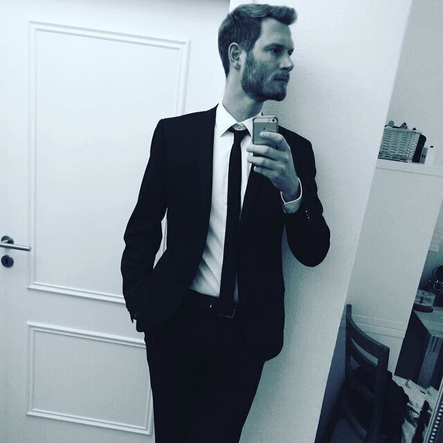 Herr Montag im Anzug (Selfie)