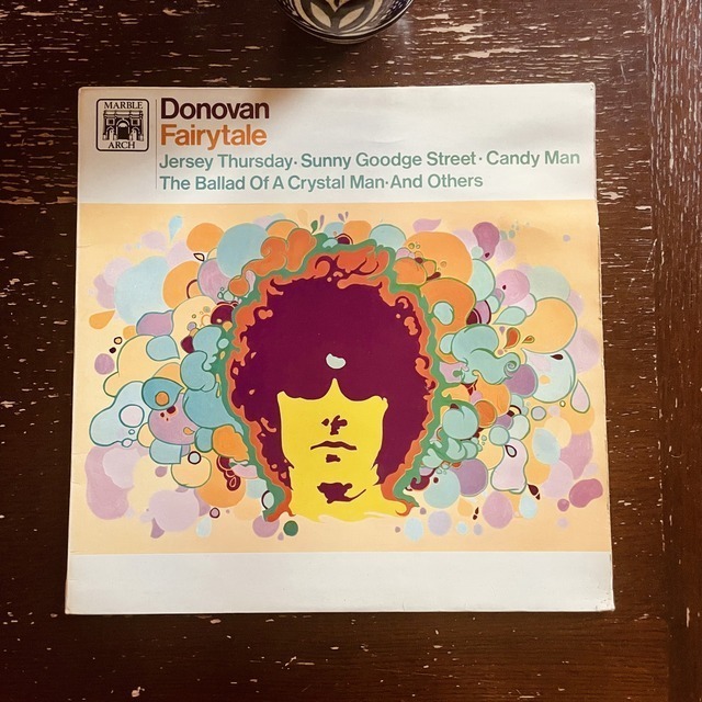 Das Album Fairytale des Künstlers Donovan liegt auf einem Holztisch, als Schallplattenhülle.