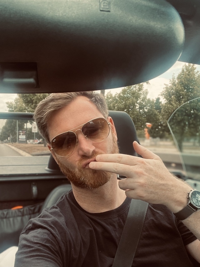 Herr Montag Selfie im Cabrio