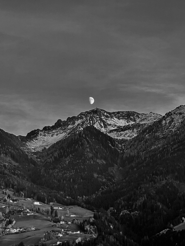 Der Mond über den Bergen Österreichs, das Inntal.
