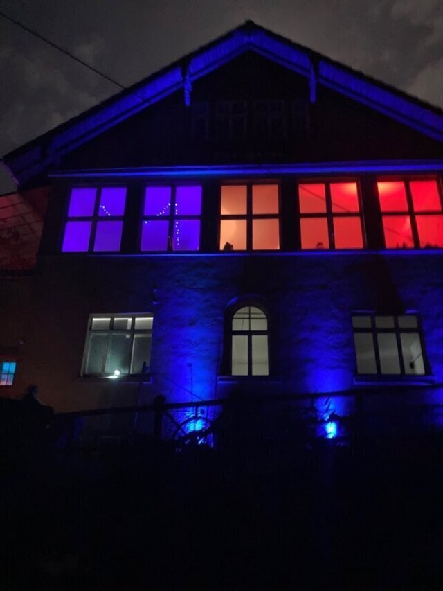 Ein Haus mit leuchtenden Fenster, rot, blaut